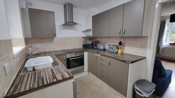 Een koelkast, een magnetron, een oven, een kookplaat