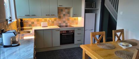 Frigorifero, microonde, forno, piano cottura