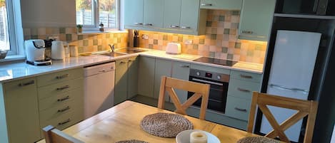 冷蔵庫、電子レンジ、オーブン、コンロ