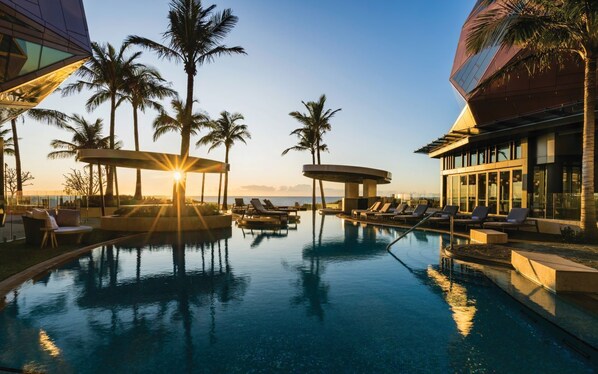 من حمّامات السباحة المغطاة، حمّام سباحة خارجي