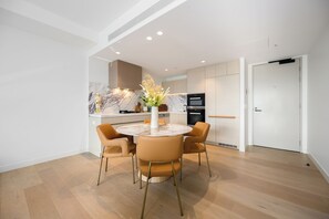 Dining - Amazing View with Pool Spa & Parking@Jewel Residences (Surfers Paradise)