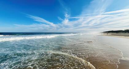 Perfect Modern House with 5 mins drive to Lighthouse Beach. Sleeps upto 9 guests