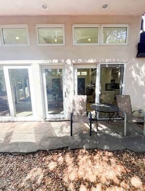 Outdoor dining - Beautiful Riviera Guest Suite in Private Forest, Conveniently Located Retreat (Santa Barbara)