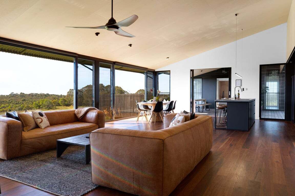 Smart-TV, Kamin, Bücher