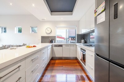 Relaxed Family Stay, Walk to Beach