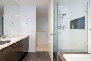 Shower, hair dryer, towels, soap - Relaxed Family Stay, Walk to Beach (Ocean Grove)