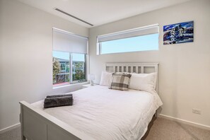 3 bedrooms, iron/ironing board, free WiFi, bed sheets - Relaxed Family Stay, Walk to Beach (Ocean Grove)