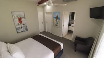 Executive Suite Upstairs | Iron/ironing board, free WiFi, bed sheets