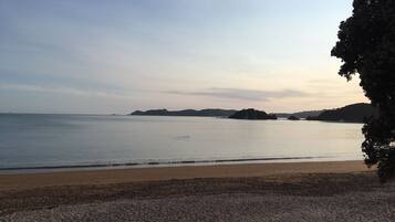 In Strandnähe, weißer Sandstrand, Strandtücher