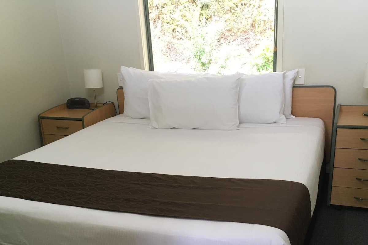 Iron/ironing board, WiFi (free), bed sheets