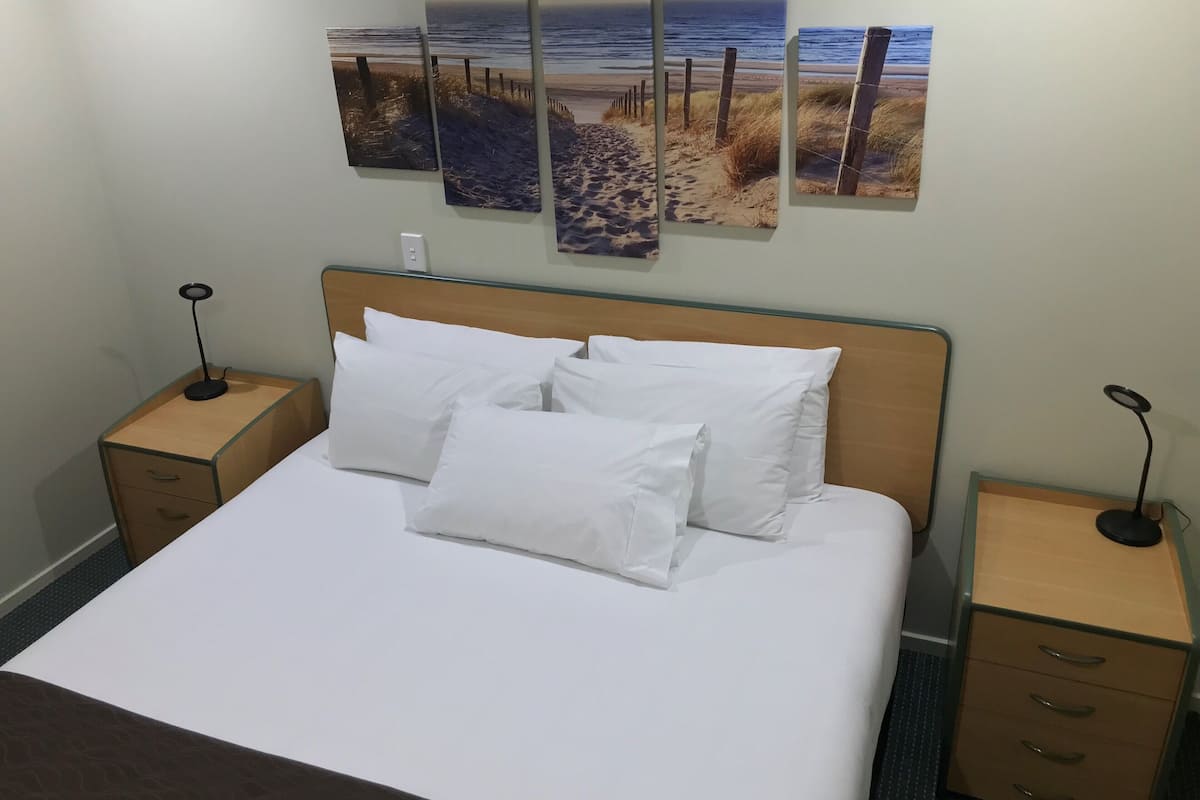 Chambre Deluxe Double ou avec lits jumeaux, douche accessible en fauteuil roulant | Fer et planche à repasser, Wi-Fi gratuit, draps fournis