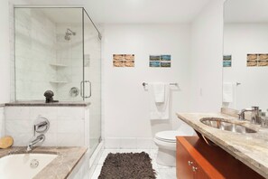 Hårføner, håndklær, såpe og toalettpapir