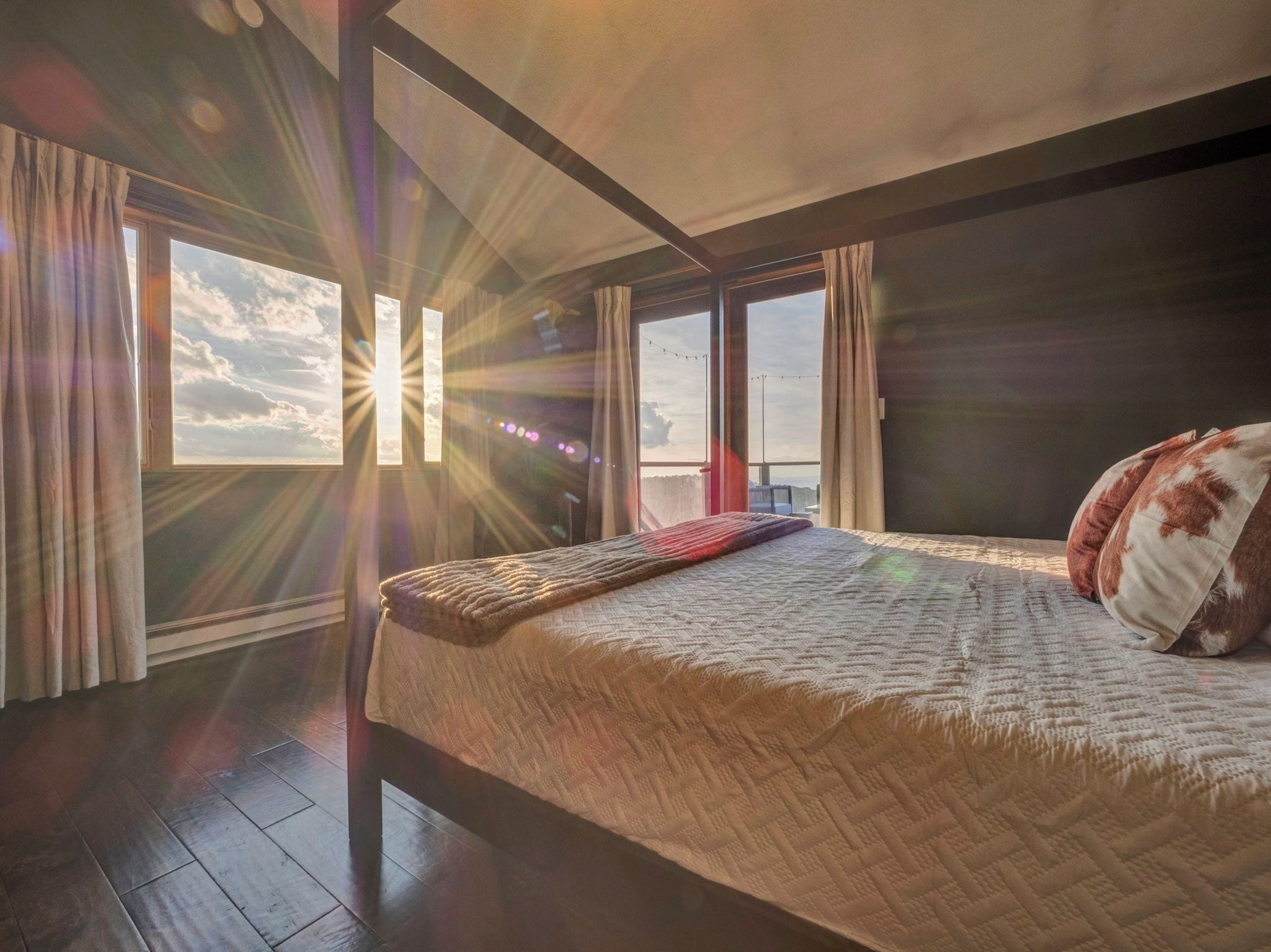 6 bedrooms, desk, iron/ironing board, travel crib