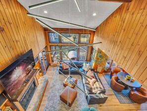 Smart-TV, Kamin, Videospiele, Bücher