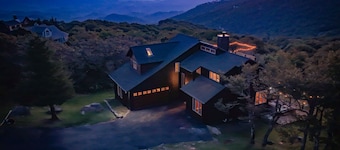 Ski In / Out Sauna Hot Tub Arcade Après Bar Views!