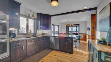 冰箱、微波炉、烤箱、炉灶