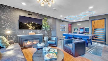 Smart-tv, een open haard, videospelletjes en boeken