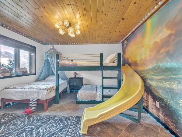 6 habitaciones, escritorio y tabla de planchar con plancha 