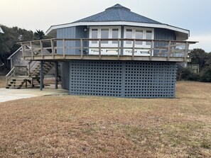 Exterior - 2-bedroom 2 Bath WaterView, ROUND House with AC in Hatteras, 2 Queen beds 2 twin (Hatteras)