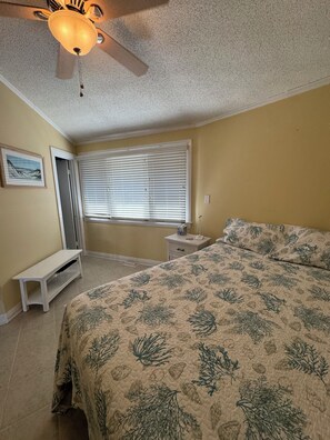 2 bedrooms, iron/ironing board, free WiFi, bed sheets - 2-bedroom 2 Bath WaterView, ROUND House with AC in Hatteras, 2 Queen beds 2 twin (Hatteras)