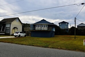 Exterior - 2-bedroom 2 Bath WaterView, ROUND House with AC in Hatteras, 2 Queen beds 2 twin (Hatteras)