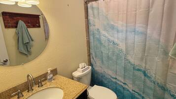 Een douche, een haardroger, handdoeken, zeep