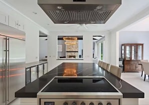 Frigorífico grande, horno, placa de cocina y lavavajillas