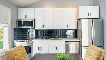 Exclusief appartement | Privékeuken | Een mini-koelkast, een magnetron, een oven, een kookplaat