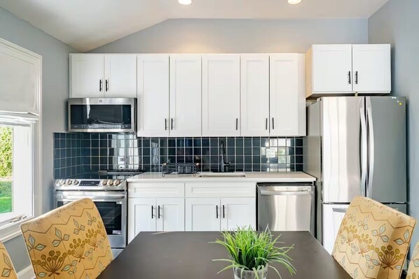 Frigobar, microondas, horno, placa de cocina