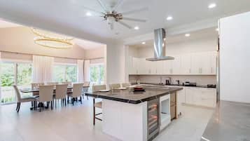 Full-sized fridge, oven, stovetop, dishwasher