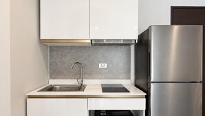 Fridge, microwave, stovetop, cookware/dishes/utensils - Garden View Apt- 1BR T1-103 (Chalong)
