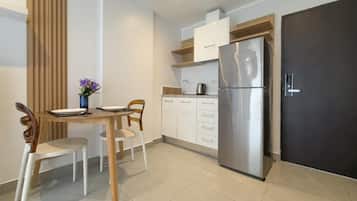 Comfort Apartment, Balcony, Garden View | Private kitchen | Fridge, microwave, stovetop, cookware/dishes/utensils