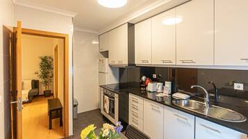 Fridge, microwave, oven, coffee/tea maker