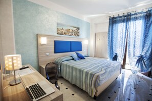 Habitación doble estándar, balcón, vista parcial al mar | Caja de seguridad en la habitación, escritorio y wifi gratis 