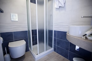 Economy-Einzelzimmer, Meerblick | Badezimmer | Dusche, kostenlose Toilettenartikel, Haartrockner, Handtücher