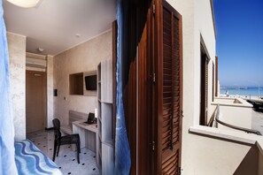 Economy-Doppelzimmer, Balkon, eingeschränkter Meerblick | Zimmersafe, Schreibtisch, kostenloses WLAN