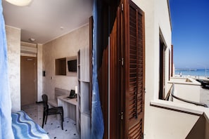 Economy-Doppelzimmer, Balkon, eingeschränkter Meerblick | Zimmersafe, Schreibtisch, kostenloses WLAN