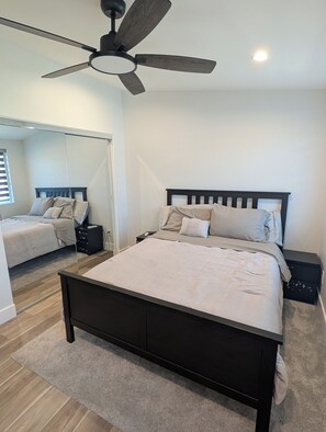 1 soverom, strykejern/-brett, internettilgang og sengetøy