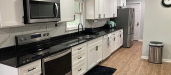 Wonderful 3-bedroom house 2-Full Bath 2-Living Room Game Room & Barn in Fairburn