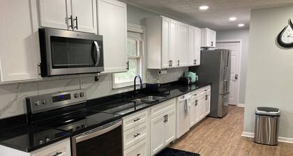 Wonderful 3-bedroom house 2-Full Bath 2-Living Room Game Room & Barn in Fairburn