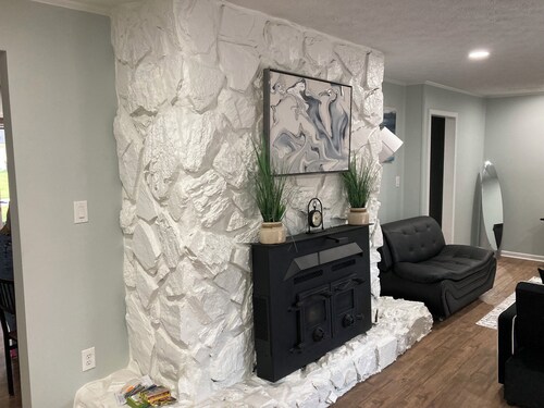 Wonderful 3-bedroom house 2-Full Bath 2-Living Room Game Room & Barn in Fairburn