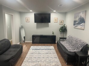 Smart TV, chimenea, videojuegos y futbolito