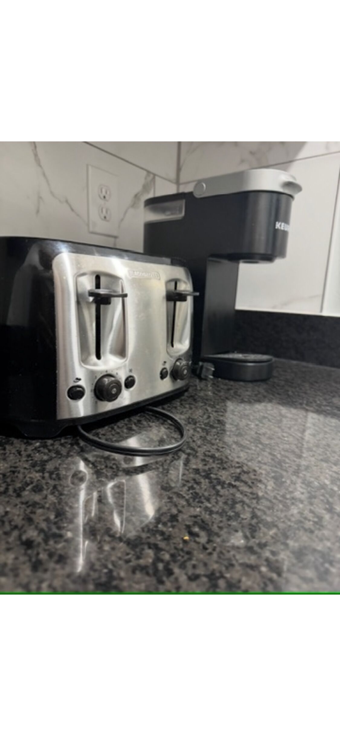 Keittiössä on ruostumattomasta teräksestä valmistettu leivänpaahdin, kahvinkeitin ja graniittitaso.