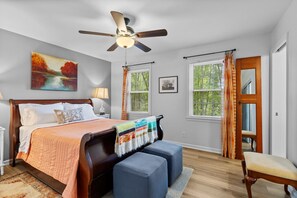 3 soverom, skrivebord, strykejern/-brett og reiseseng for barn