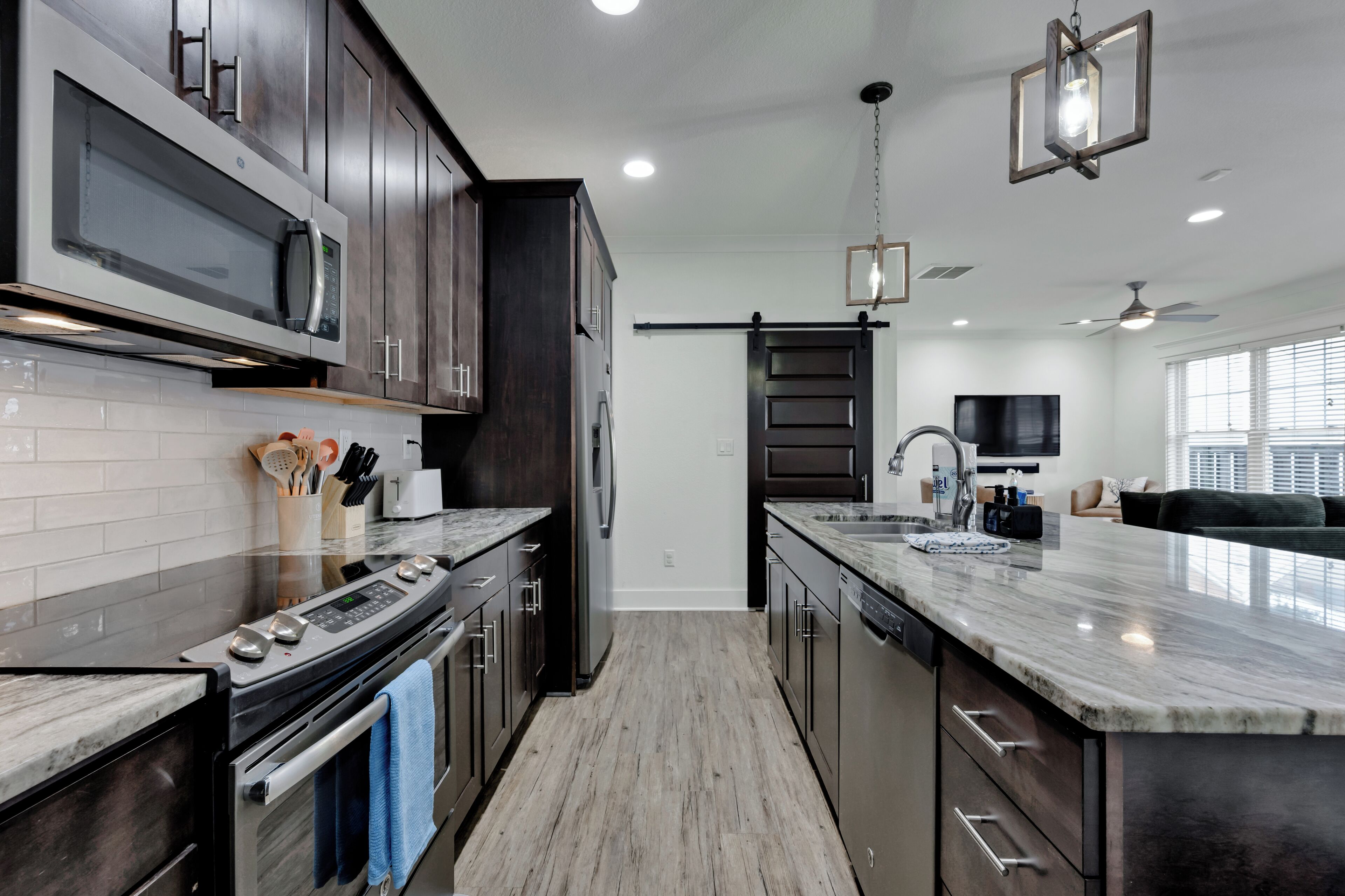 Réfrigérateur, four à micro-ondes, un four, surface de cuisson