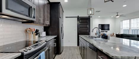 Réfrigérateur, four à micro-ondes, un four, surface de cuisson