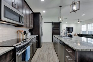 Frigorífico, microondas, horno y placa de cocina
