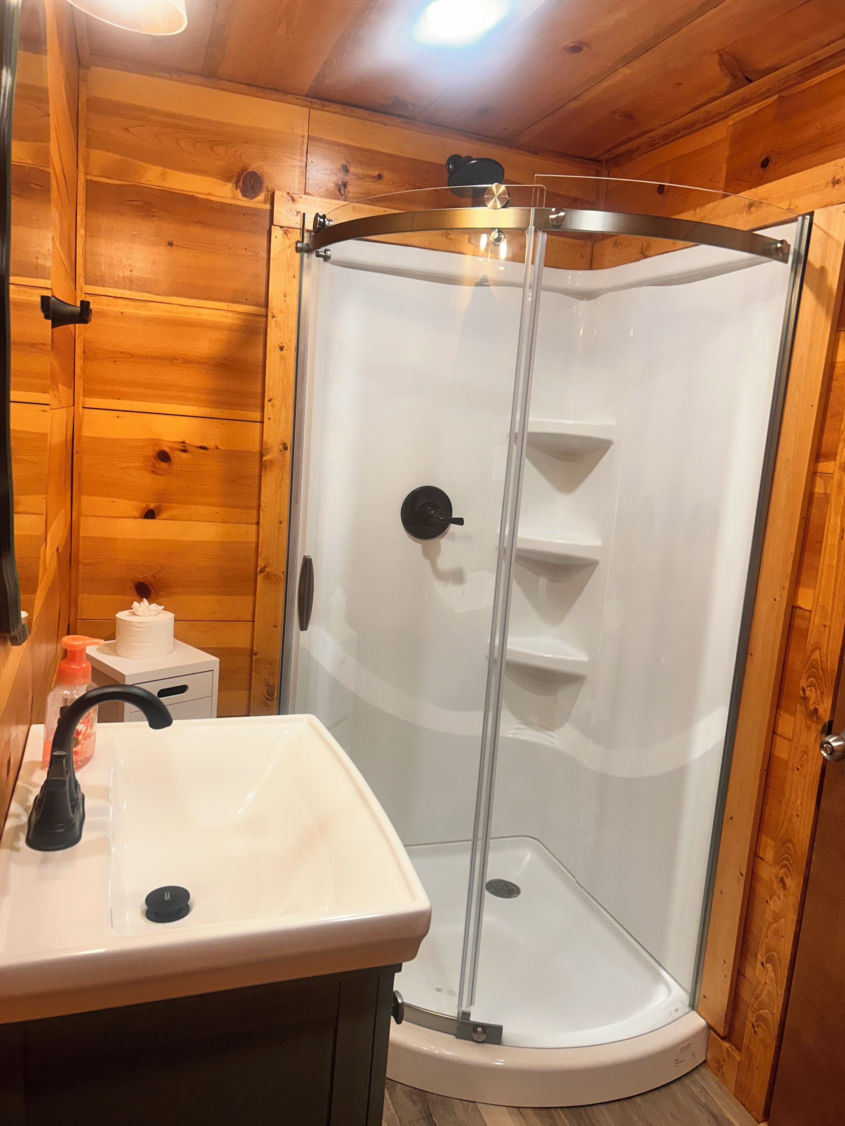 Regadera, secadora de cabello, toallas, jabón 