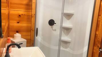 Regadera, secadora de cabello, toallas, jabón