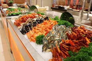 Een viskraam met diverse soorten schelpdieren en zeevruchten, gepresenteerd op ijs.